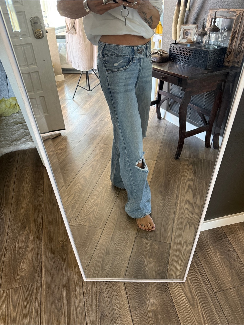 Levi’s Superlow Light Blue Distressed Women’s Jeans size 27 - Picture 2 of 12